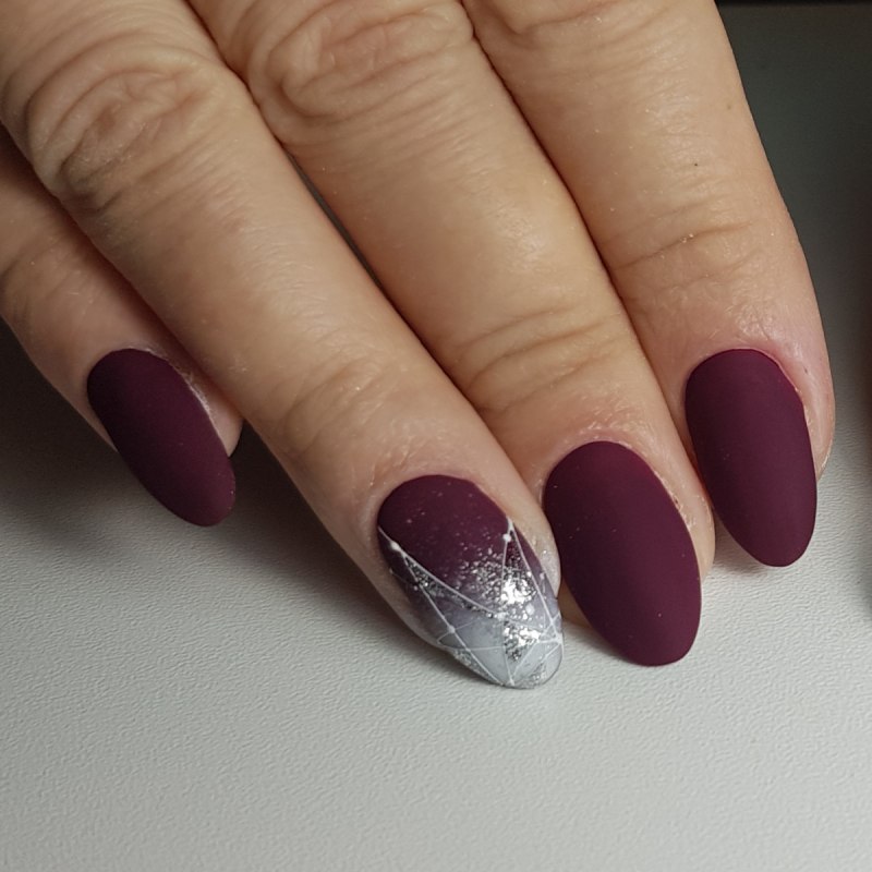 Бордовые овальные матовые ногти