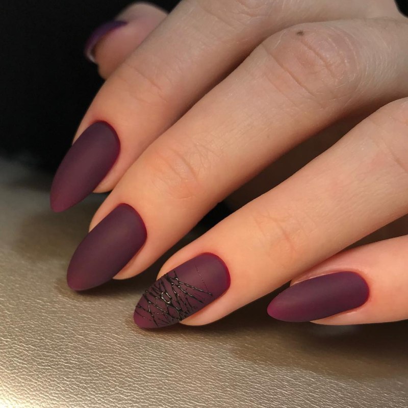 Красные ногти с золотой паутинкой