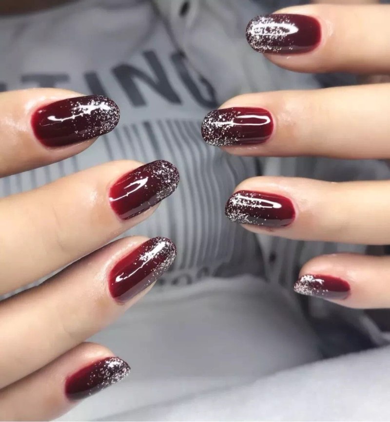Бордовый маникюр с белой паутинкой