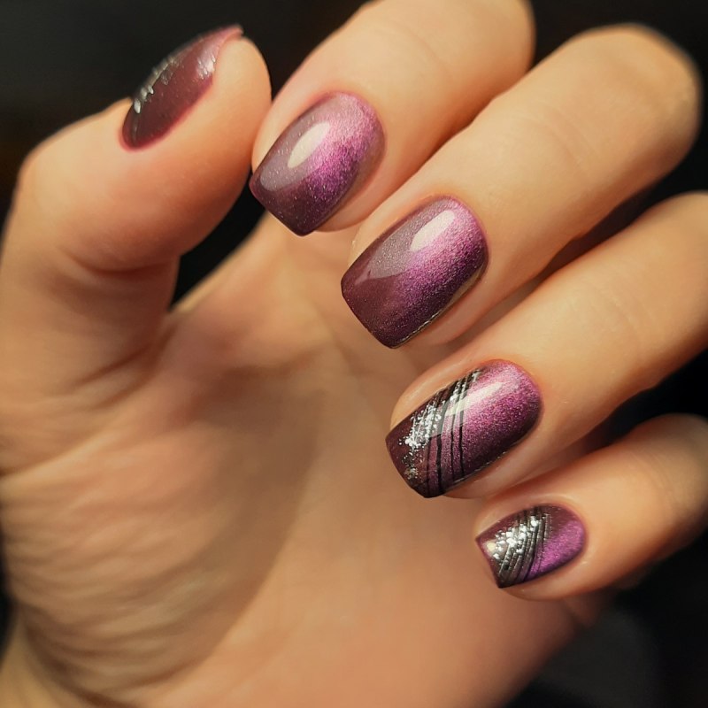 Маникюр бордовый с пером