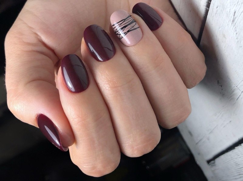Маникюр бордовый геометрический