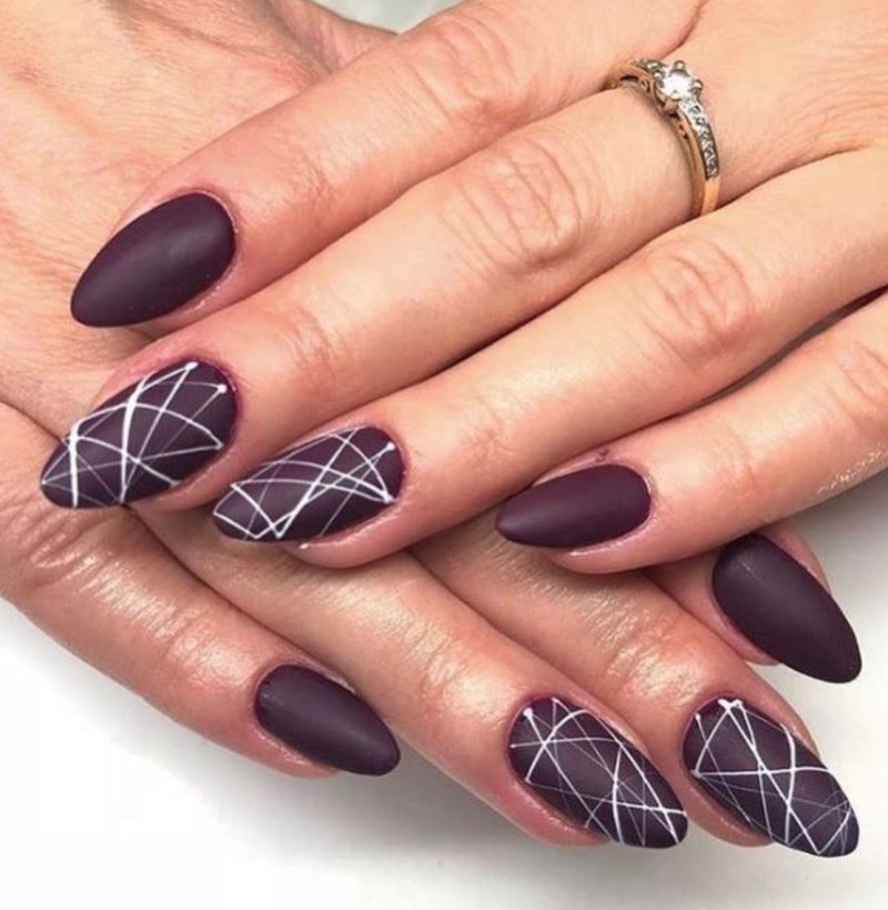 Вензеля на бордовых ногтях