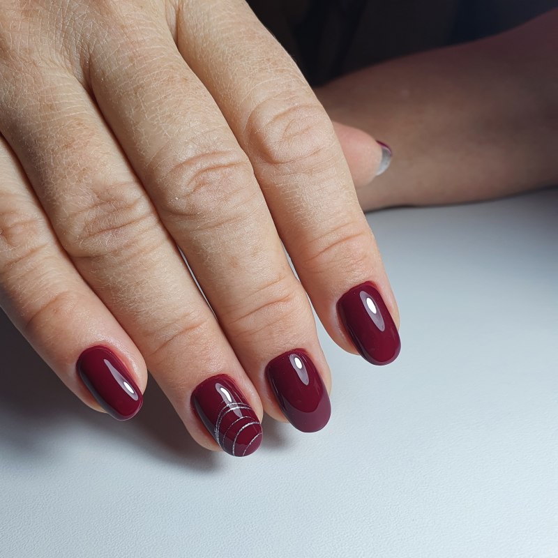 Красный маникюр с паутинкой