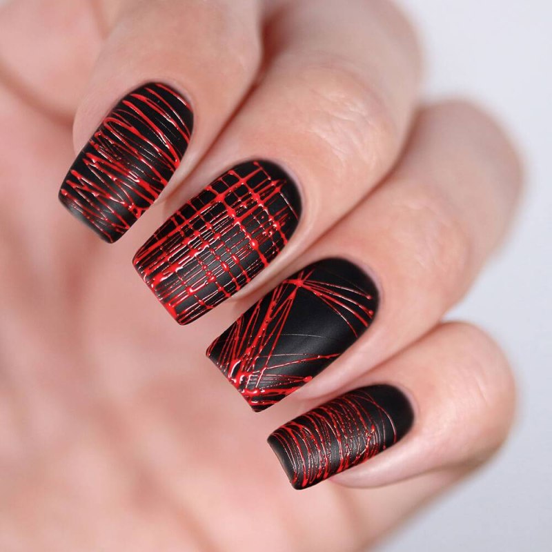 Красный маникюр с паутинк