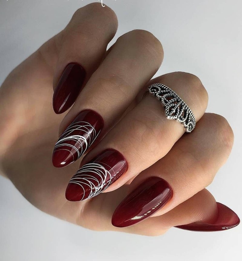 Дизайн ногтей в бордовом цвете с паутинкой