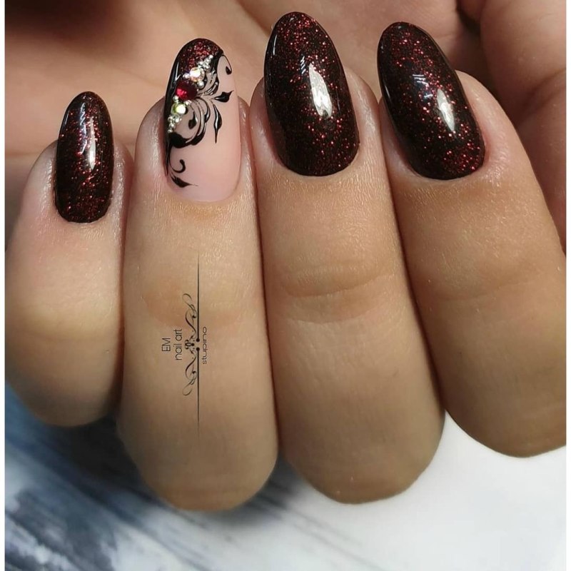 Красный маникюр с паутинкой