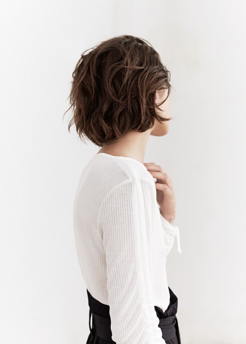 Девушка с короткими волосами со спины