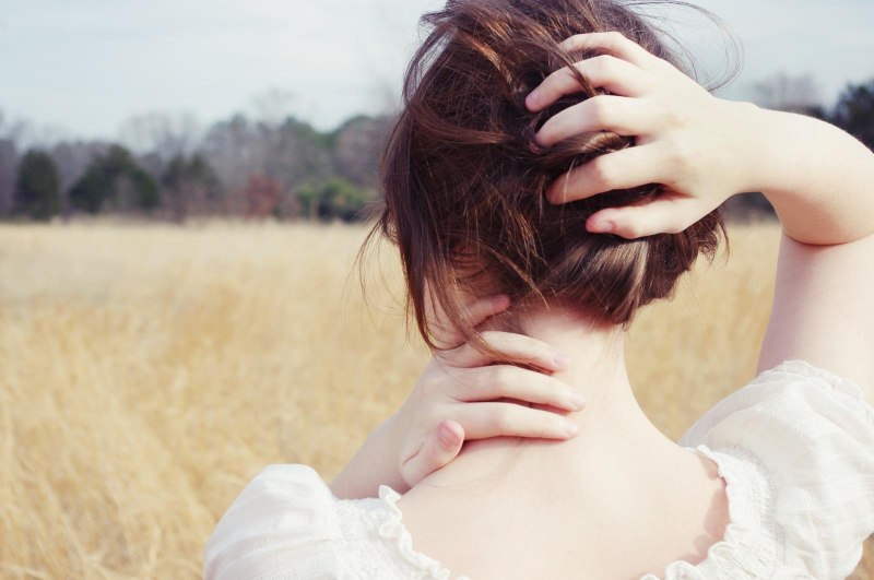 Девушка с каре со спины