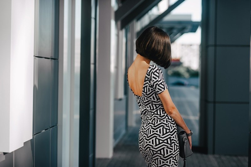 Брюнетка с каре со спины