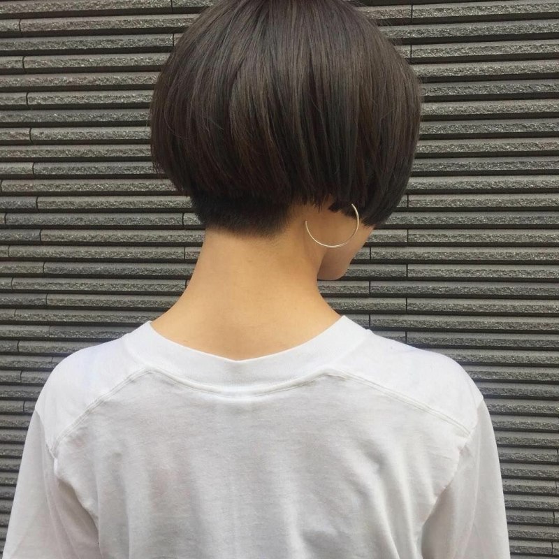 Девушка с короткой стрижкой сзади