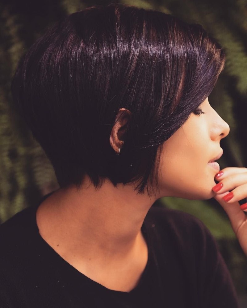 Брюнетка с короткой стрижкой со спины