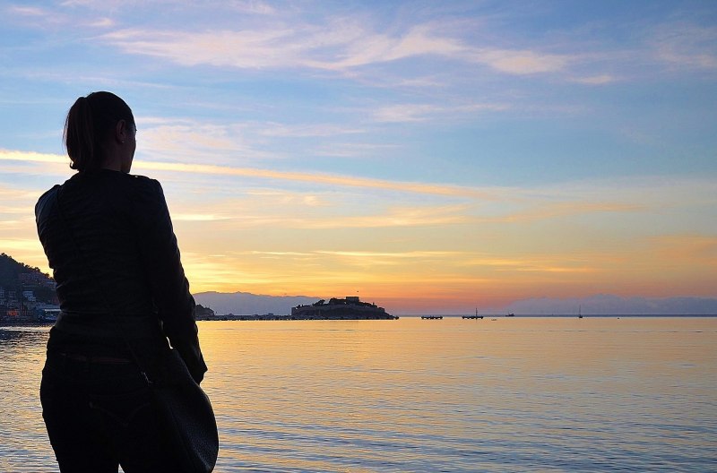 Женщина спиной с короткими волосами