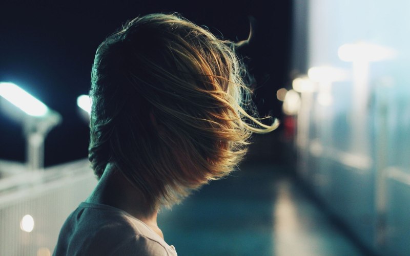 Девушка со спины с короткими волосами русыми