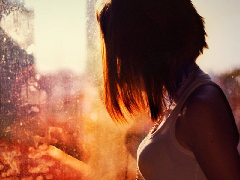 Девушка с каре со спины на море