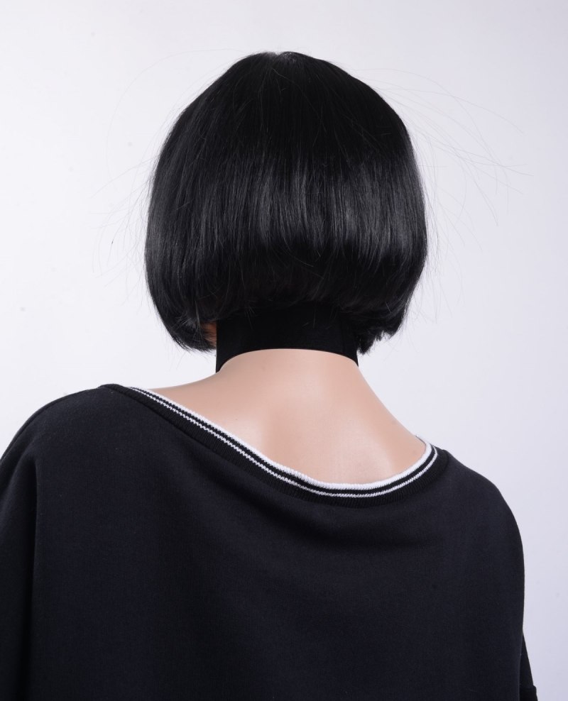 Блондинка с короткими волосами со спины