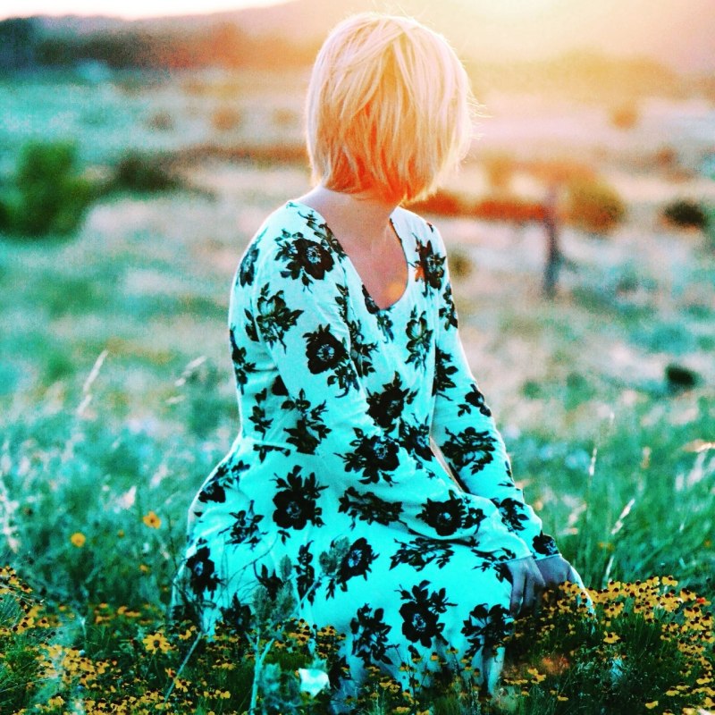 Девушка с короткой стрижкой со спины