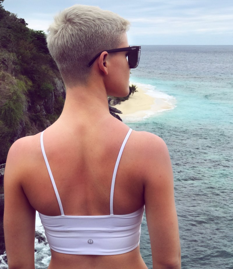 Девушка с короткой стрижкой со спины