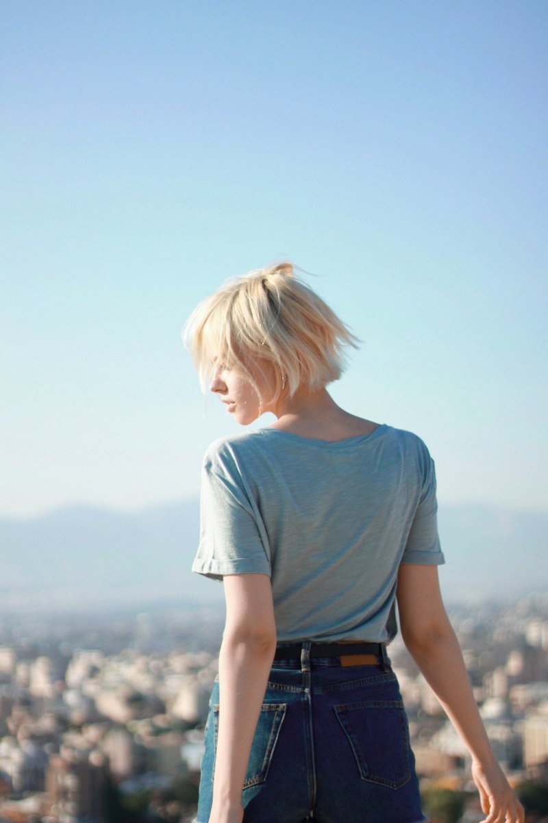 Девушка с каре сзади