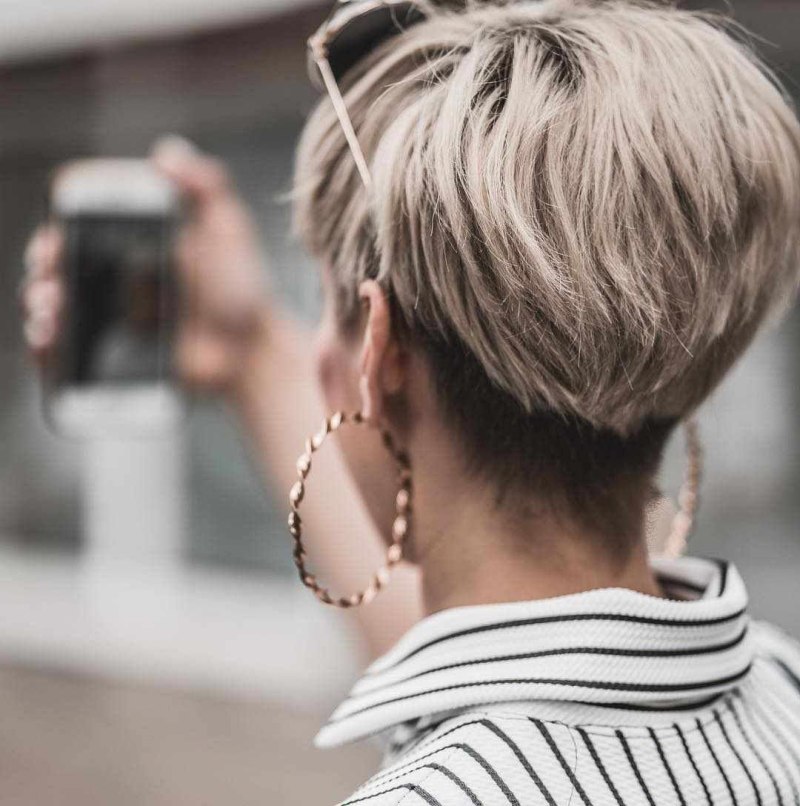 Красивые короткие волосы спиной
