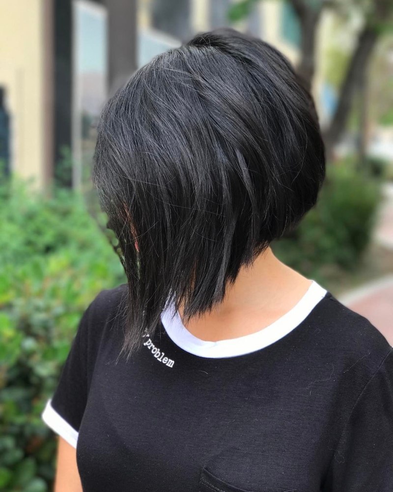 Блондинка с каре со спины