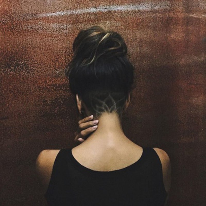 Девушка с каре со спины