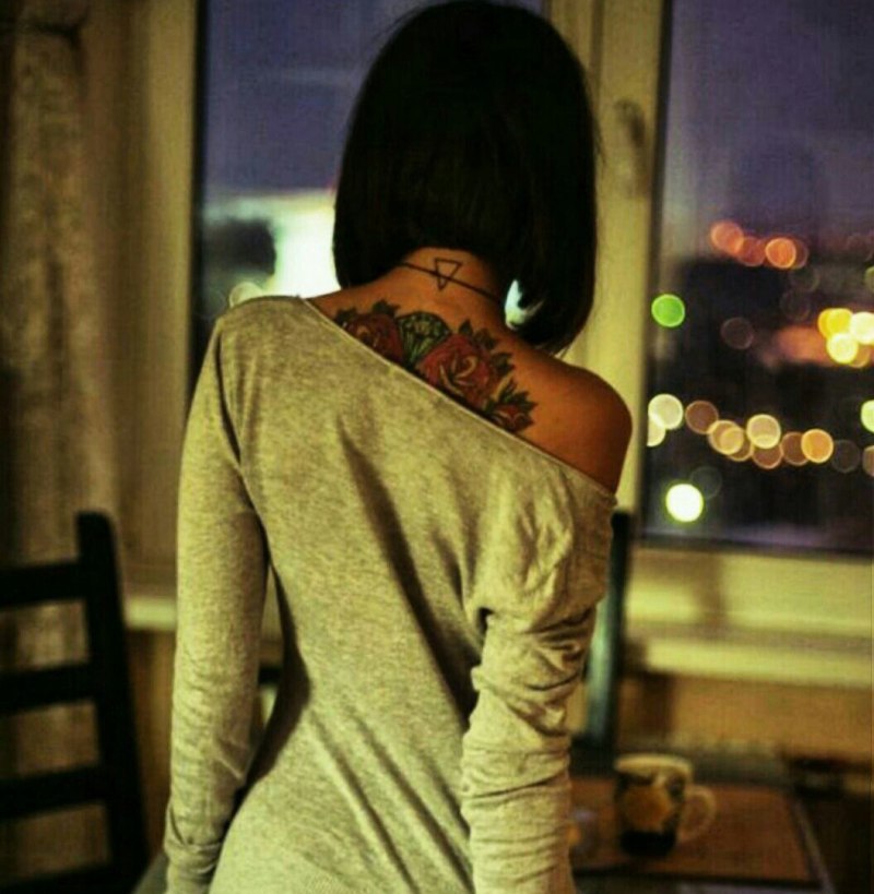 Девушка с каре со спины