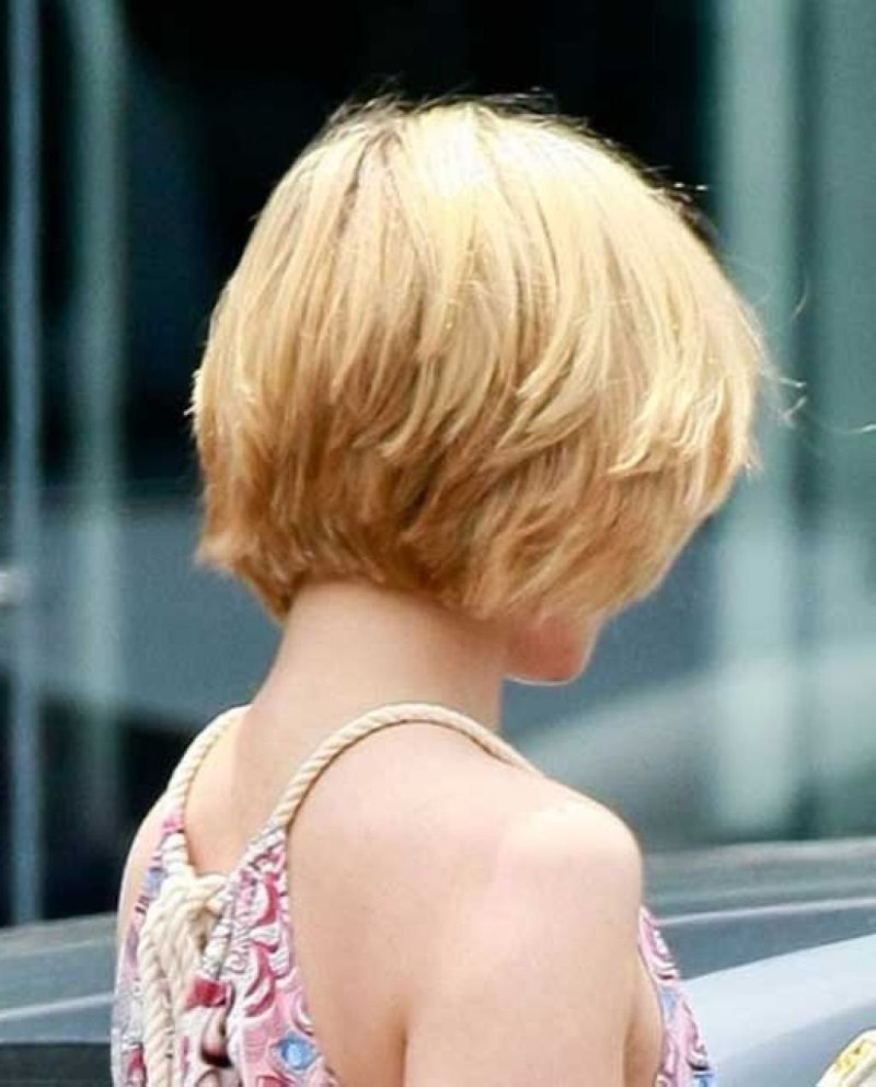 Блондинка с каре со спины