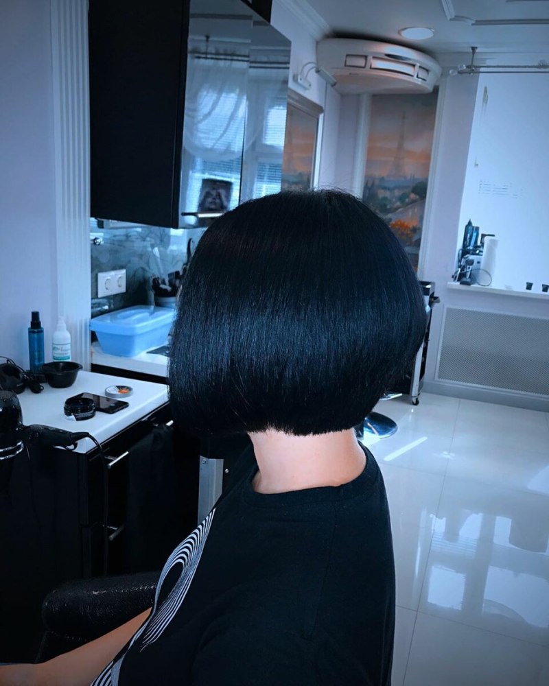 Брюнетка с короткими волосами