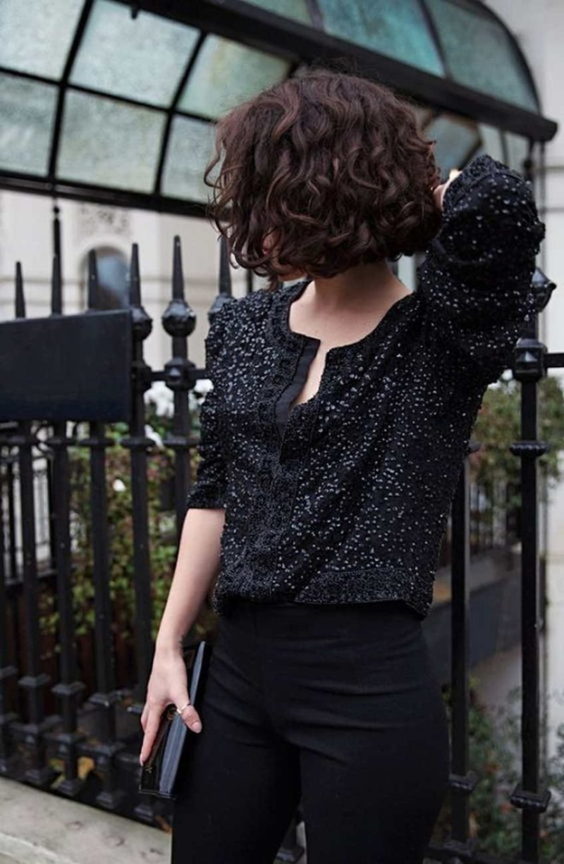 Девушка с короткой стрижкой со спины