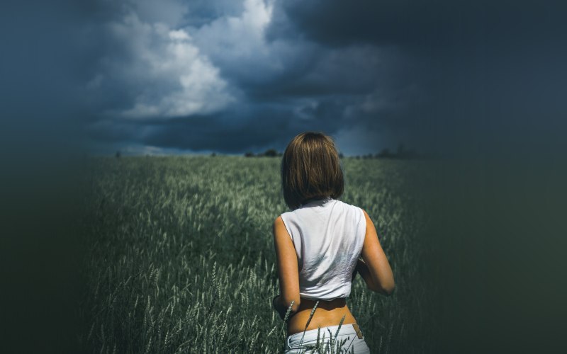 Девушка с короткими красными волосами