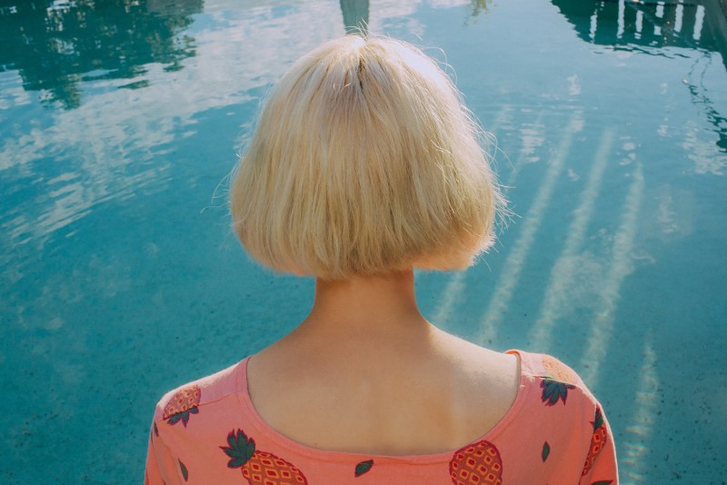 Брюнетка с короткой стрижкой со спины