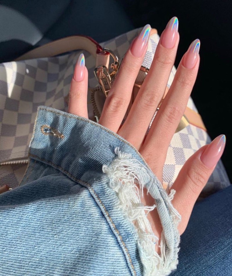 Розовый френч на миндалевидных ногтях