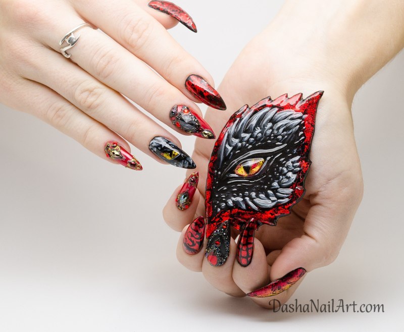 Красные ногти с драконом