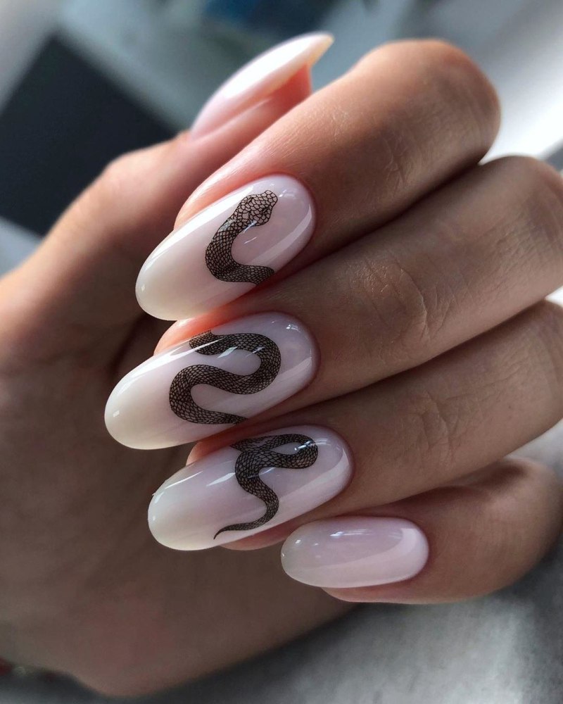 Китайский дракон на ногтях