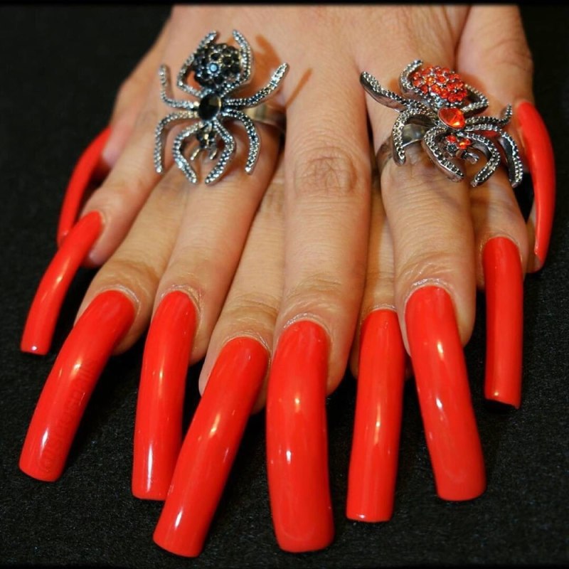 Маникюр красный с черным