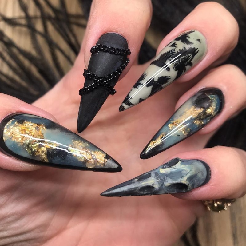 Маникюр с драконом