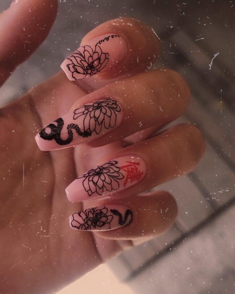 Маникюр с драконом