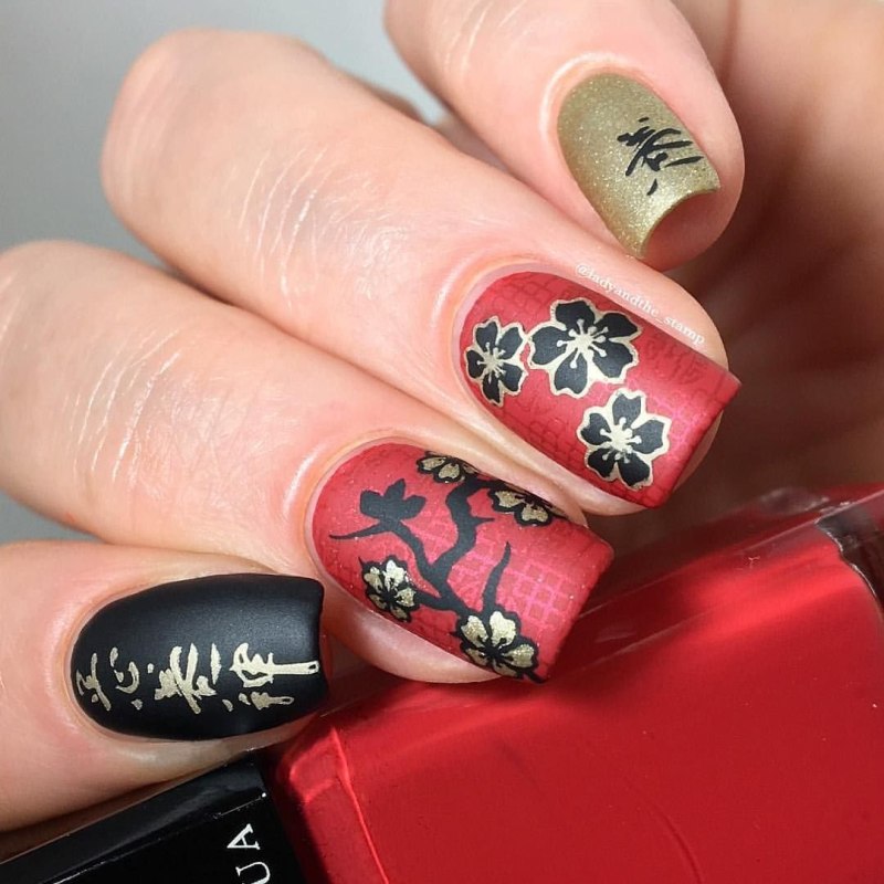 Чёрный маникюр с иероглифами