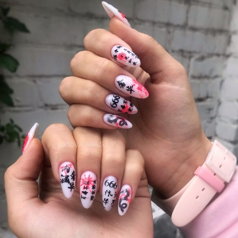 Иероглифы на ногтях