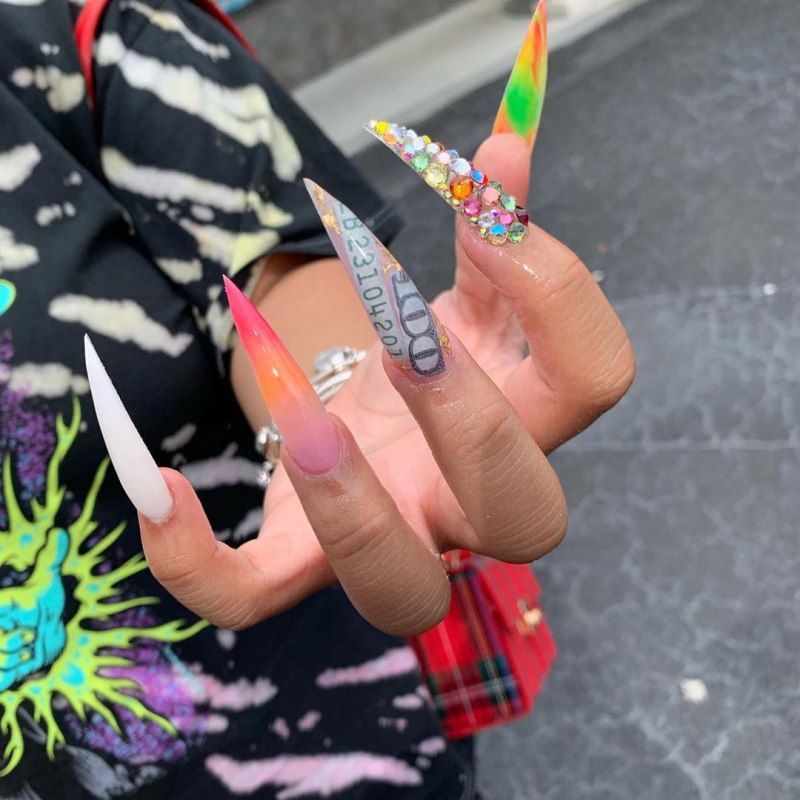 Яркий маникюр на длинные ногти миндалевидной формы