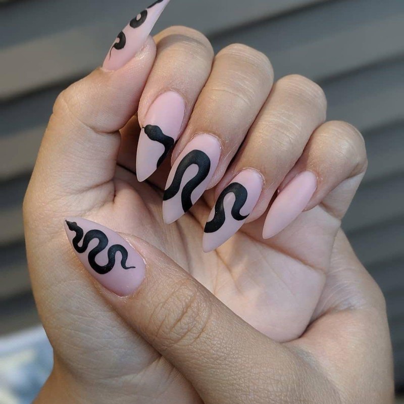 Ногти Готика стилет