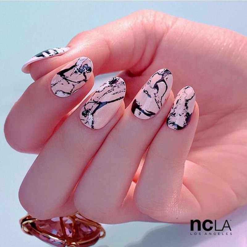 Мультяшки на длинных ногтях