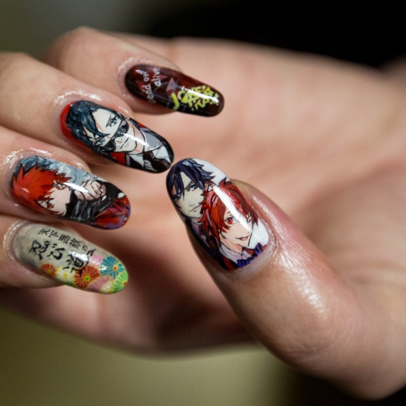 Белый маникюр со змеей