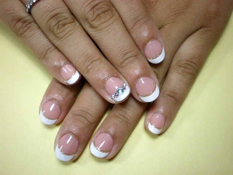 Французский маникюр на короткие ногти черно белый