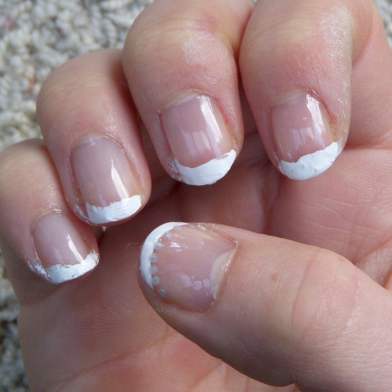 Классический френч на короткие ногти
