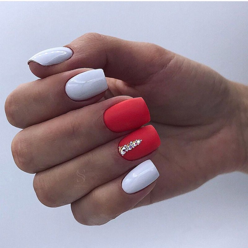 Маникюр красный с белым