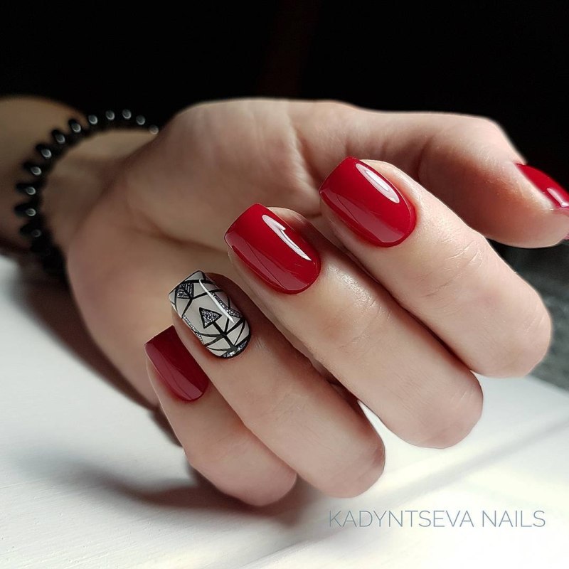 Красный маникюр геометрия