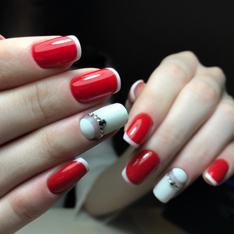Красный маникюр на короткие ногти