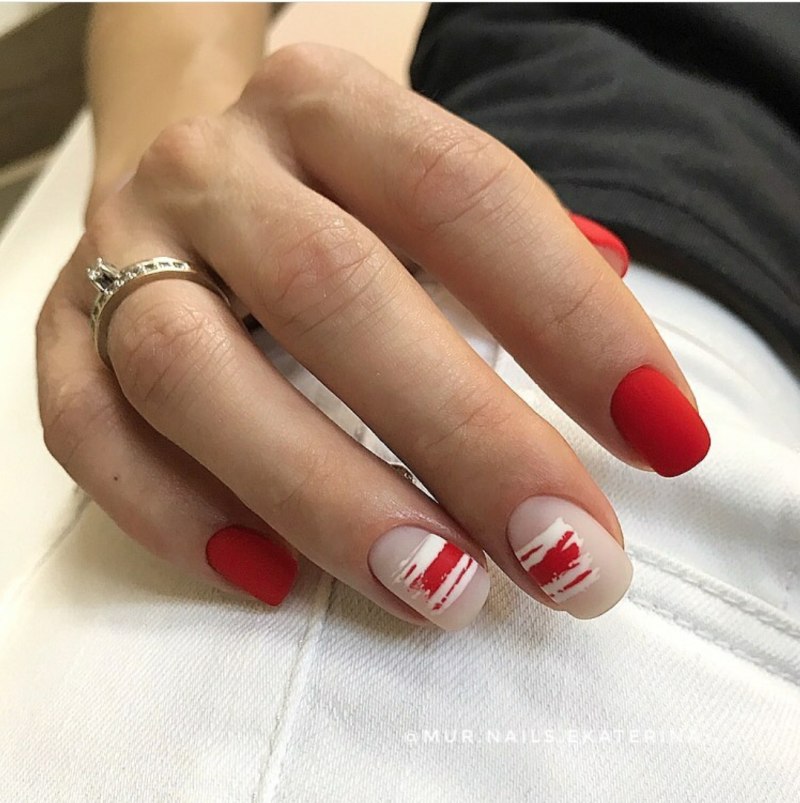 Маникюр красный с белым