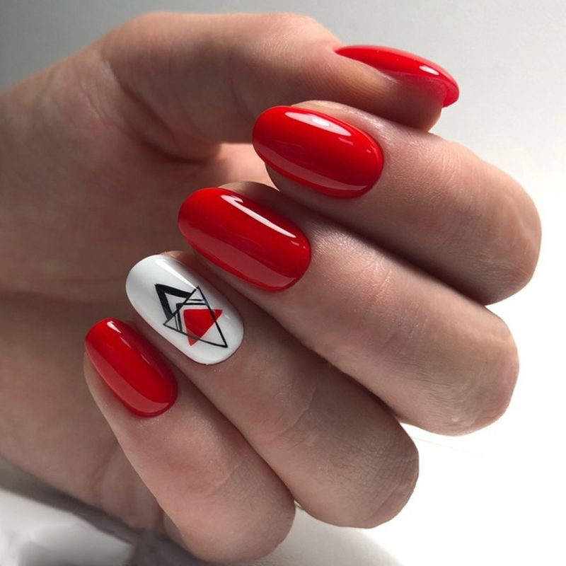 Красные ногти с бабочкой